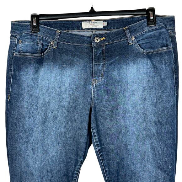 Torrid SZ 20R Straight Leg Jeans Stretch Hi-Rise Factory Faded Medium Wash Blue - Picture 2 of 9